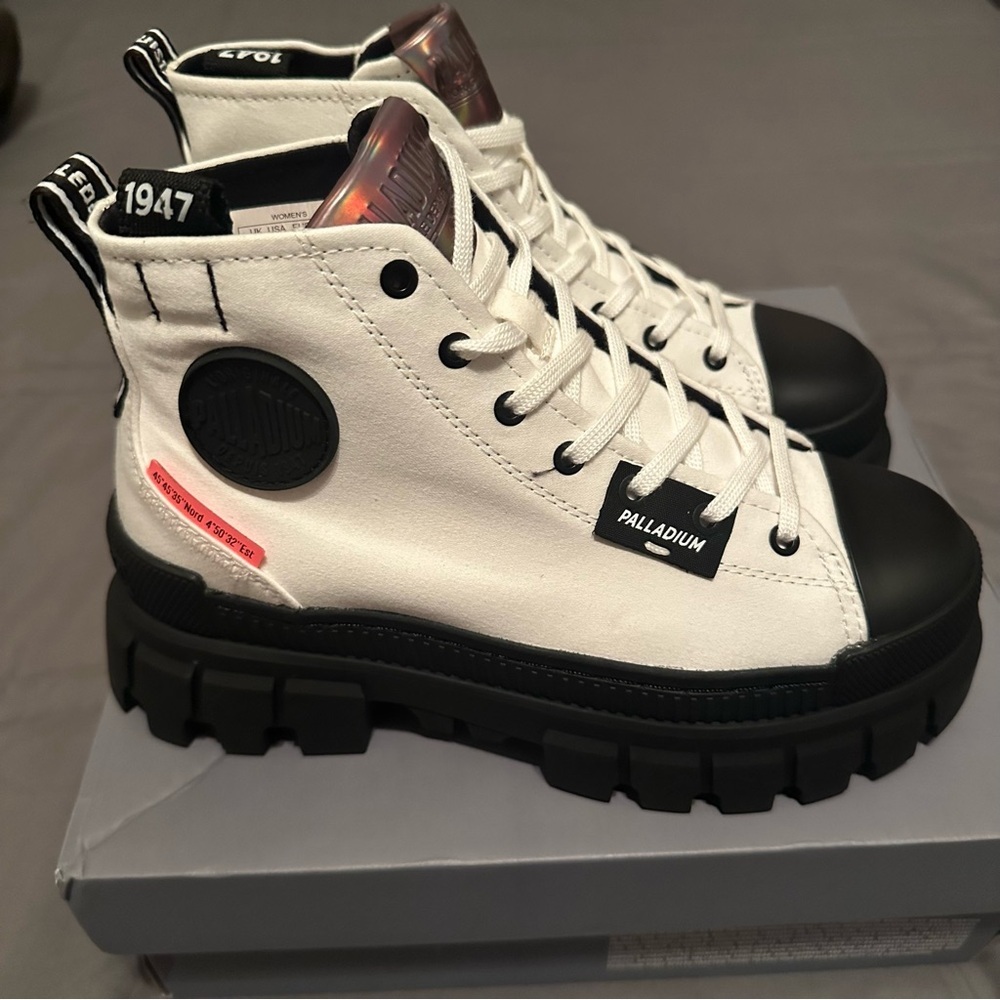 NWT Palladium Star White Revolt Boots NIB US 6.5 Women’s - Picture 3 of 5